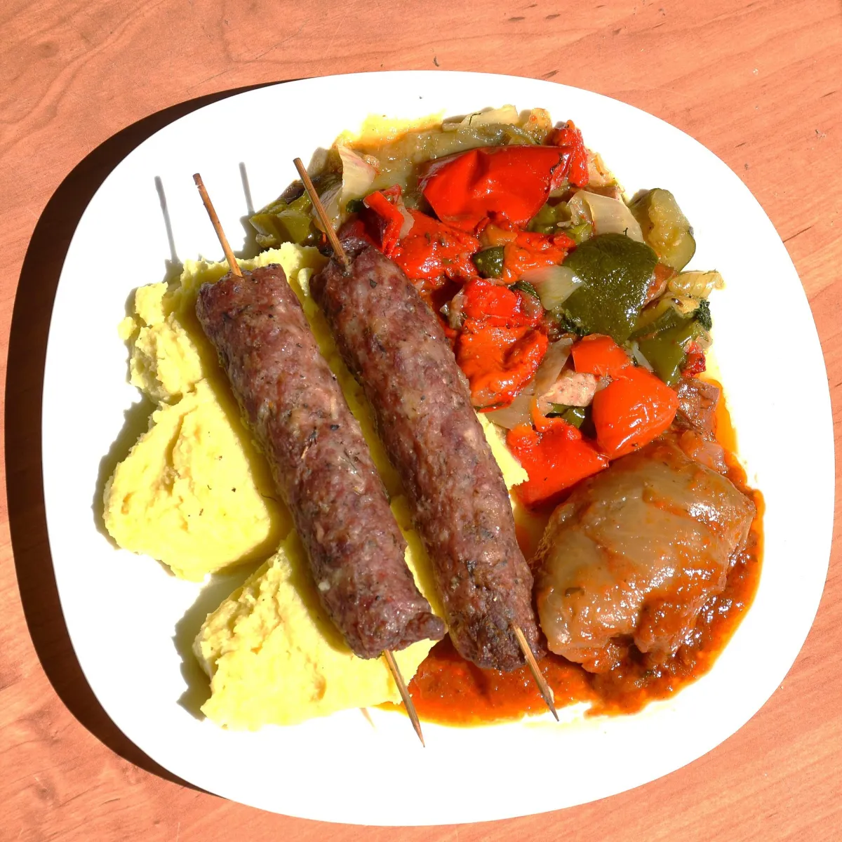 Gemischte Kebab-Platte mit Grillspießen, frischem Gemüse und Dip