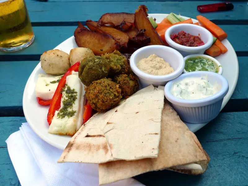 Falafel-Teller mit Hummus